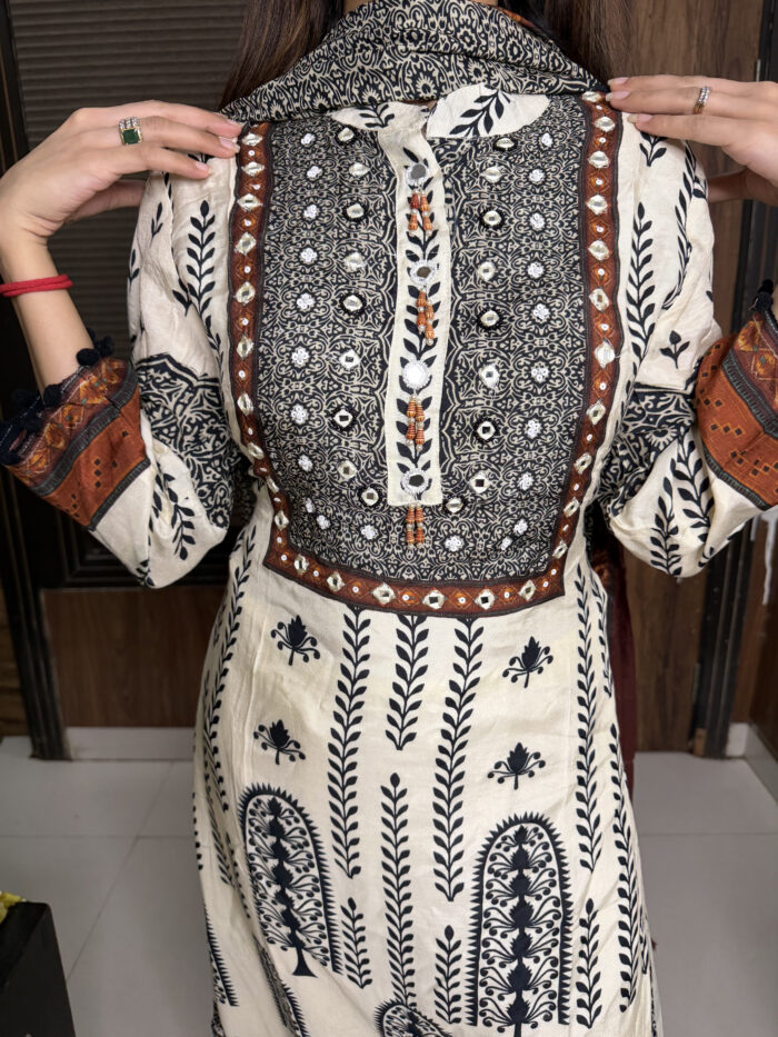 Butter Muslin Printed Suit - Image 3