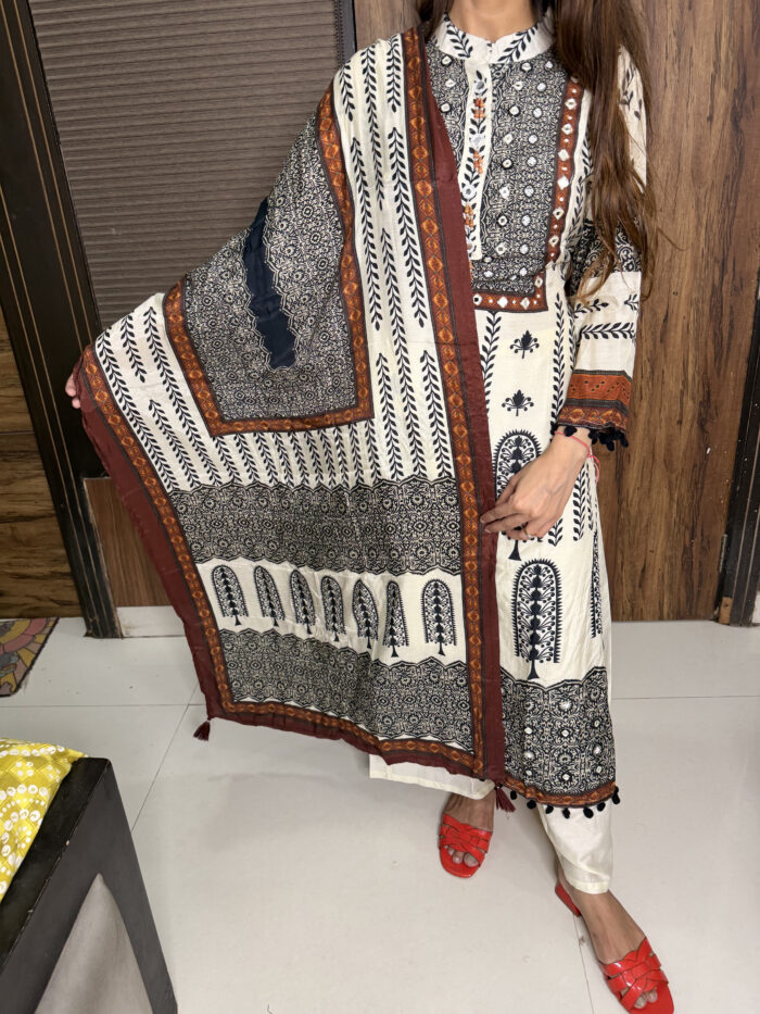 Butter Muslin Printed Suit - Image 4
