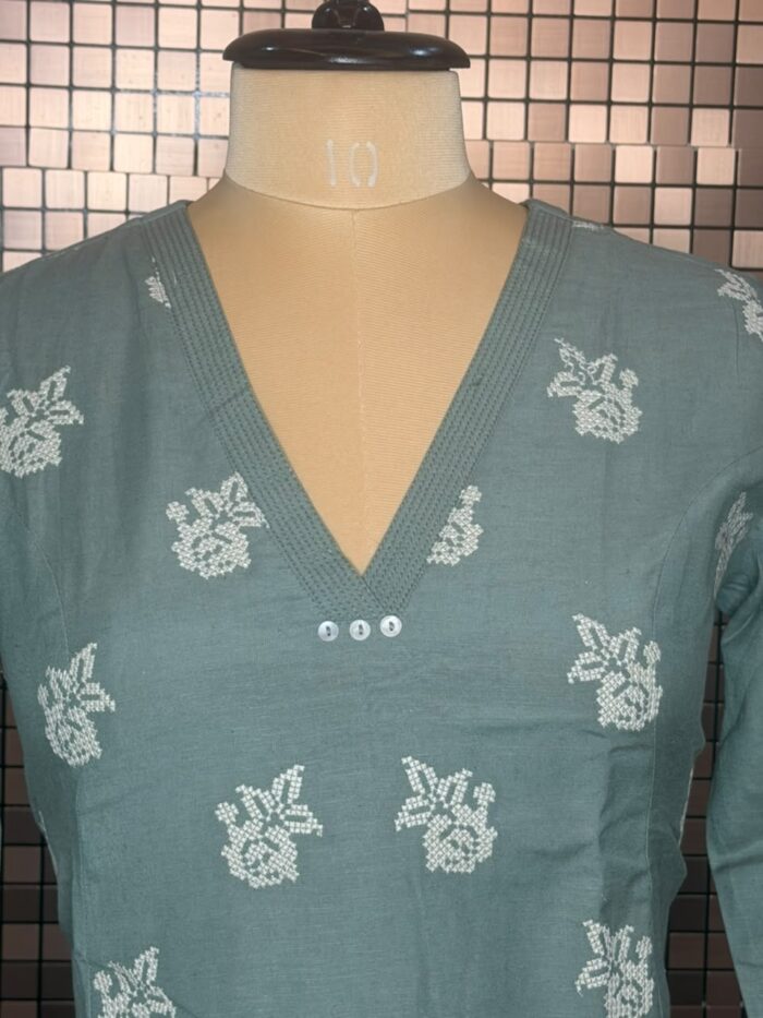 V neck embroidered kurta - Image 2
