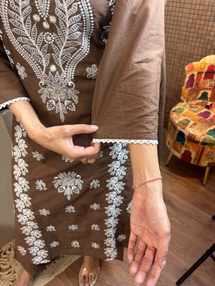 Lakhnowi embroidered suit - Image 3