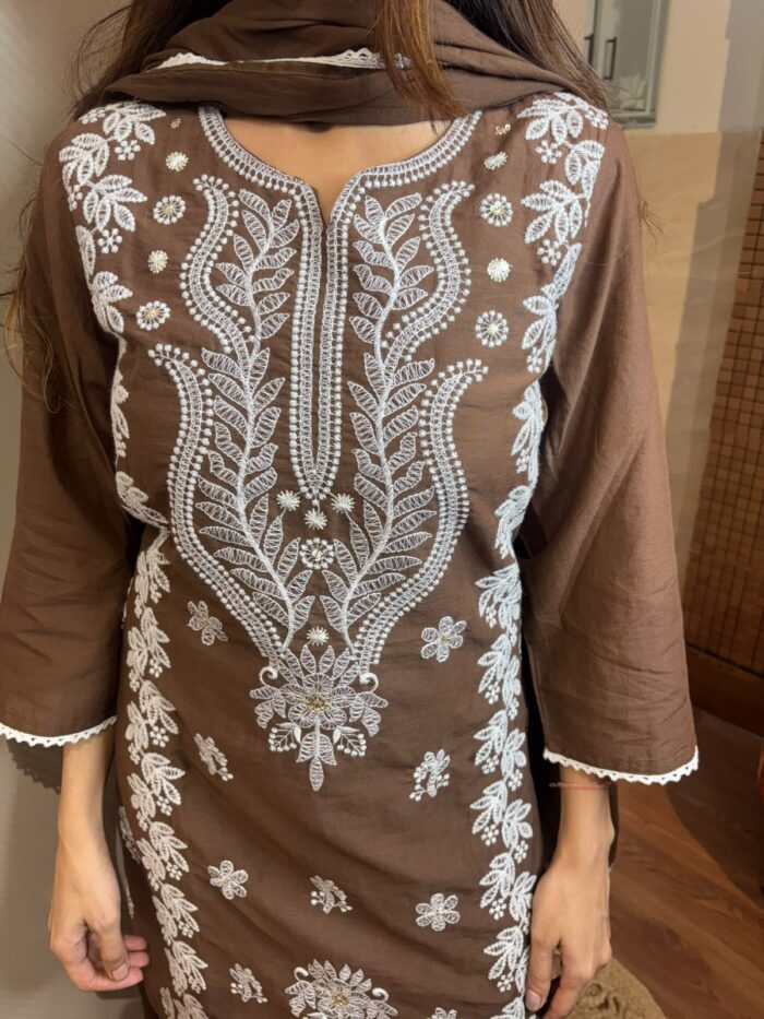 Lakhnowi embroidered suit - Image 4